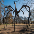During the summer of 2023, Louise Bourgeois's Maman (1999) could be seen in the Palace Park. Photo: Øyvind Möller Bakken © The Easton Foundation/Licensed by BONO, NO and VAGA at Artists Rights Society (ARS), NY.